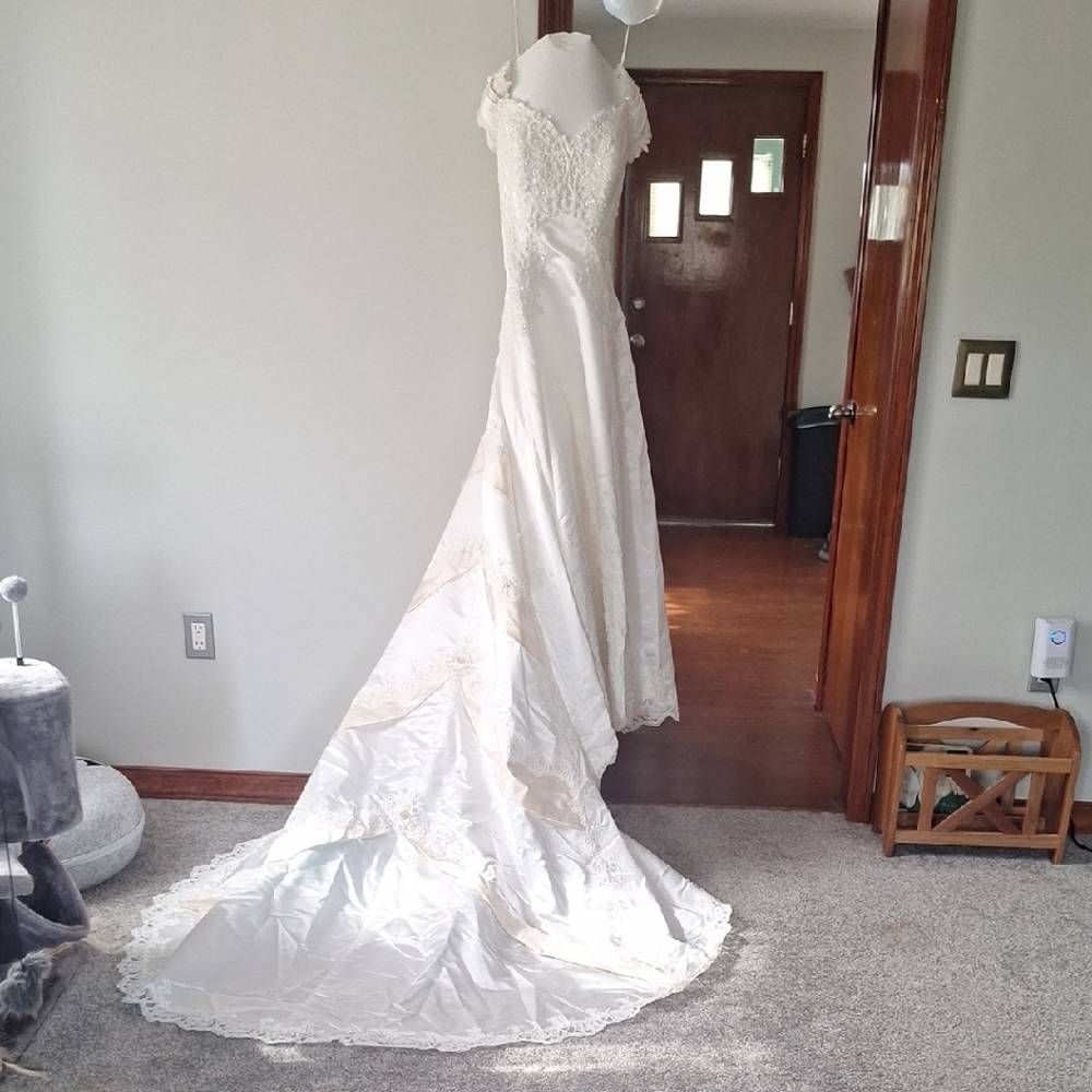 Elegant White Sweetheart Long Sleeve Bridal Gown